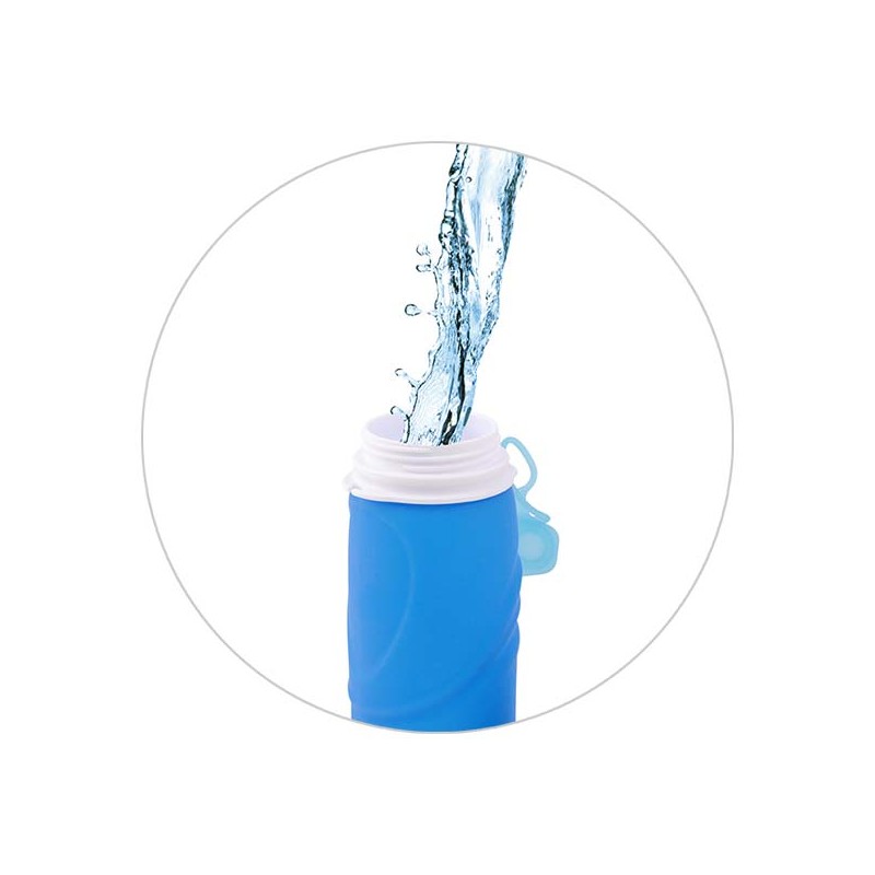 Primero llenar la botella con filtro de agua.