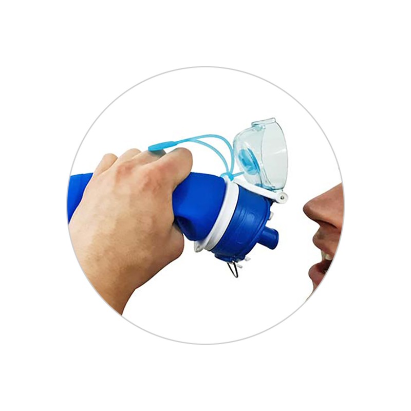 Tercero presionar la botella para que el agua pase por el cartucho filtrante.